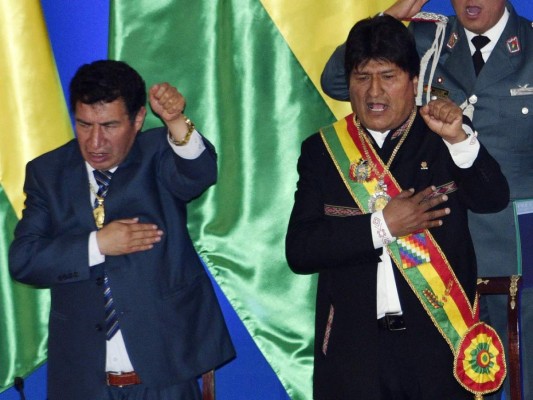En esta fotografía tomada el 6 de agosto de 2019, el presidente de la cámara baja del parlamento de Bolivia, Víctor Borda, y el presidente Evo Morales cantan el himno nacional durante la celebración del 194 aniversario de la independencia del país, en Trinidad, Bolivia.