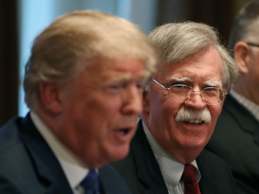 En esta foto de archivo tomada el 9 de abril de 2018, el Asesor de Seguridad Nacional John Bolton, escucha al presidente de los Estados Unidos Donald Trump. Foto AFP