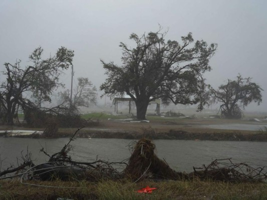 Bajo los escombros de Laura, pobladores de Luisiana esperan la embestida de Delta (Fotos)