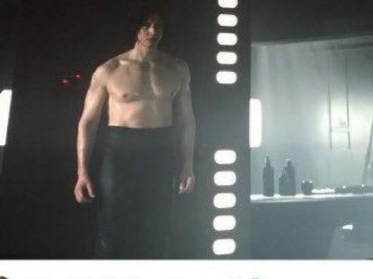 Imagen de escena de la cinta de Star Wars: The Last Jedi, Kylo Ren, y sus pantalones que enloquecen las redes.