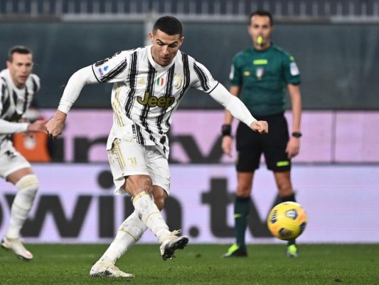 Cristiano Ronaldo le dio la victoria a los bianconeros con dos goles desde el punto penal. Foto: AFP