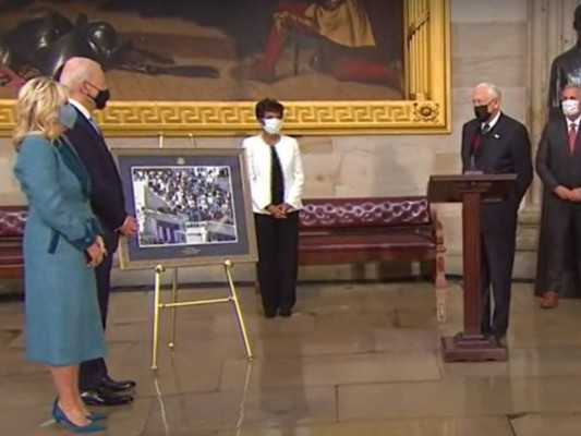 Uno de los regalos que recibió Biden y Kamala fue una fotografía del momento en que juraban como presidente y vicepresidenta.