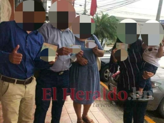 Por medio de WhatsApp, el tramitador envió fotos de visas que ha sacado a personas. Foto: El Heraldo