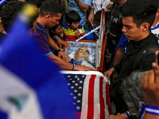 El funeral del líder opositor se realizó en medio de fuerte presencia de policías antimotines. FOTO: AFP