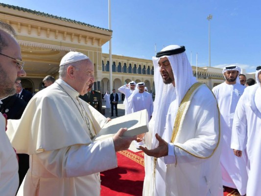 El Papa le da al príncipe de Abu Dabi, Mohammed bin Zayed al-Nahyan, una copia del documento de la Fraternidad Humana.