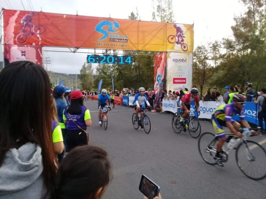 FOTOS: Así se vivió el inicio de la séptima Vuelta Ciclística de EL HERALDO