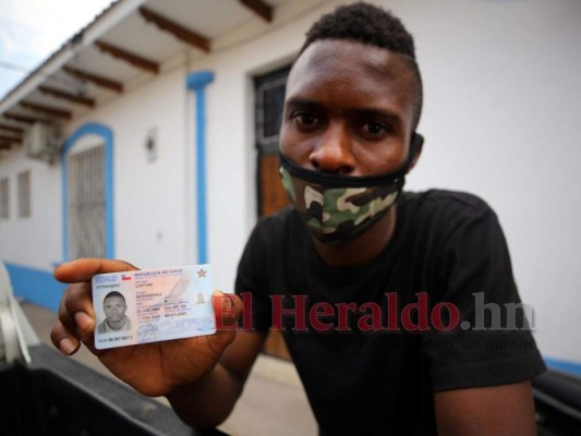 Bernabeu Ceuta es haitiano, pero tiene la nacionalidad chilena. A diario visita el Instituto Nacional de Migración en Choluteca, donde espera a su mujer y su hijo, ya que ellos se separaron en el camino al recibir aventón en una camioneta.