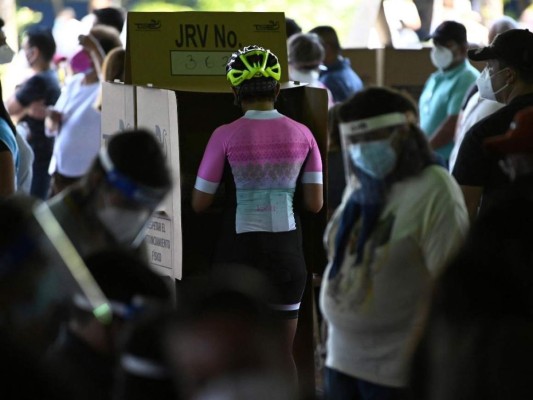 Mascarillas, empujones e irregularidades: así transcurren las elecciones en El Salvador (FOTOS)