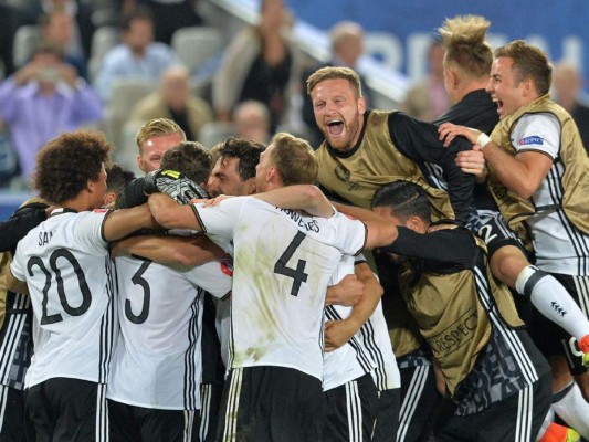 Los alemanes celebran el pase a la semifinal de la Eurocopa 2016.