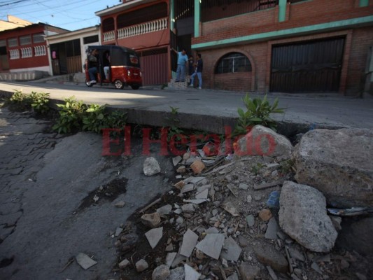 El ingeniero a cargo de la obra no realizó el desnivel correspondiente y la calzada es intransitable. Foto: Emilio Flores/EL HERALDO