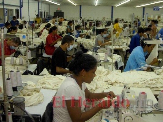 De cada 100 empleos generados en la industria manufacturera que opera en Honduras, la maquila absorbe 34 plazas. Foto: El Heraldo