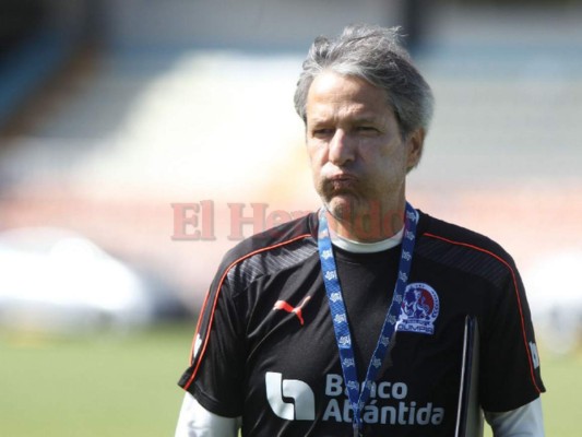 El colombiano Carlos Restrepo exhala durante el último entrenamiento de los Leones.