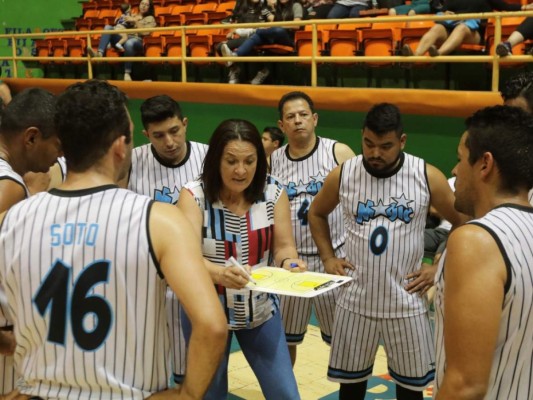 Diana Arriaga, seleccionada nacional y entrenadora, está luchando con la enfermedad del cáncer.