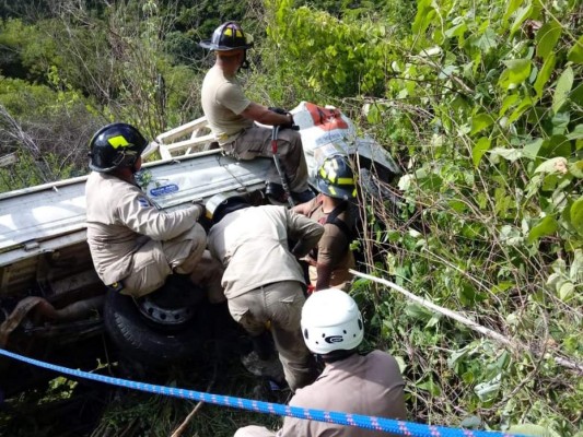 FOTOS: Las imágenes que dejó la caída de un vehículo a un abismo de La Paz