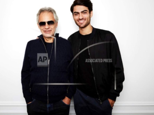 En esta foto del 26 de octubre del 2018, Andrea Bocelli y su hijo Matteo posan durante la promoción del álbum 'Si' en Nueva York. El disco incluye un dueto de padre e hijo, 'Fall On Me', que figura en la nueva película de Disney “The Nutcracker and The Four Realms”.