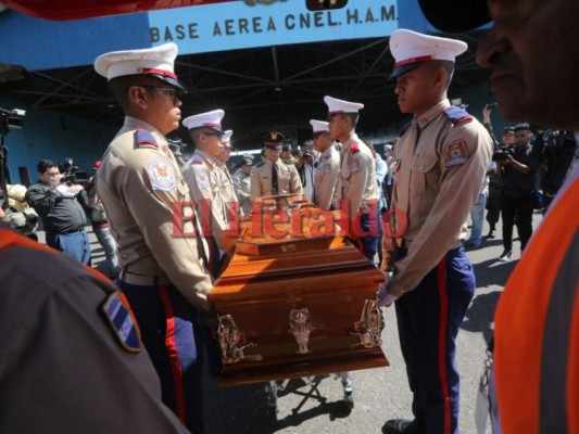 El emotivo recibimiento de los restos del bombero Óscar Madrid, tercer héroe nacional víctima de incendio