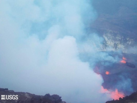 La alerta por volcán se elevó a “advertencia” y el código para la aviación cambió a rojo. FOTO: AP