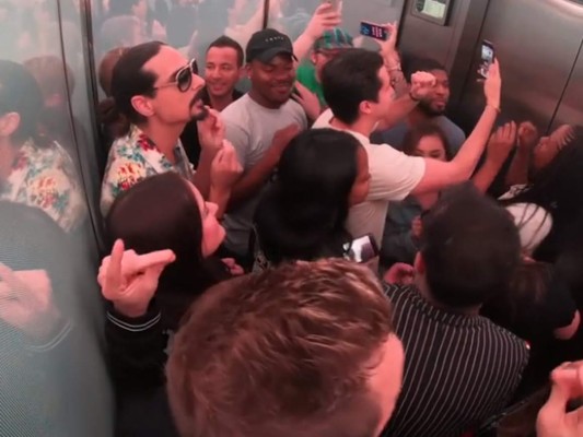 Este es el vídeo donde los Backstreet Boys aparecen cantando con sus fanáticas en un ascensor.