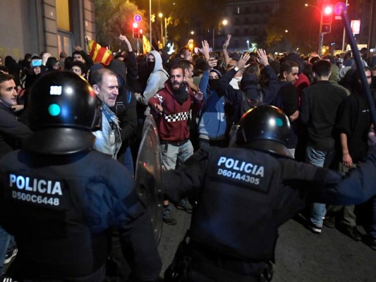 Convocados por las influyentes asociaciones independentistas ANC y Omnium Cultural, los simpatizantes de la secesión de la región española marcharon bajo un mar de banderas separatistas y pancartas que pedían 'Amnistía' para los presos. Fotos: Agencia AFP.