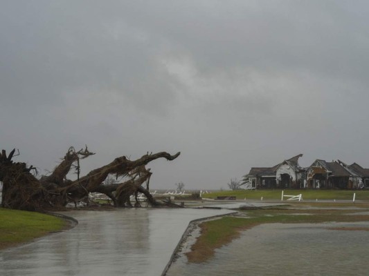 Bajo los escombros de Laura, pobladores de Luisiana esperan la embestida de Delta (Fotos)