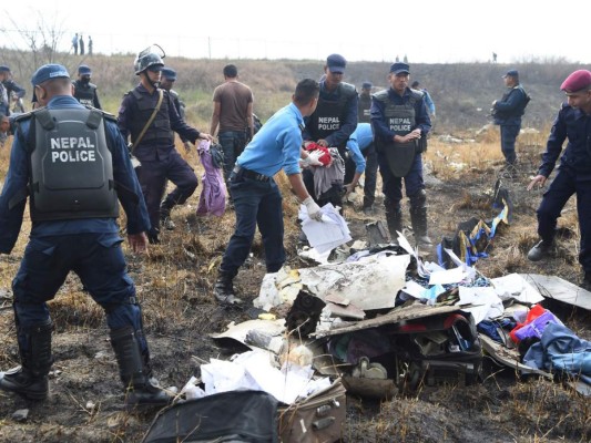 Impactantes imágenes del avión que cayó en Nepal y dejó unos 40 muertos