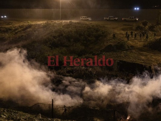 FOTOS: Estados Unidos lanza gas lacrimógeno a migrantes que intentaron cruzar el muro