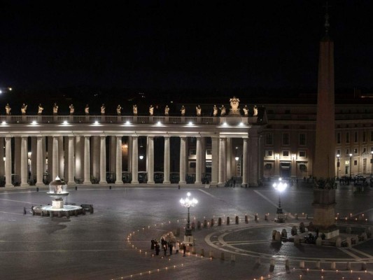 En una plaza vacía y con cinco reos, Papa celebra viacrucis del Viernes Santo