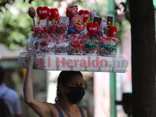Capitalinos se aprestan a celebrar el Día del Amor y la Amistad (FOTOS)