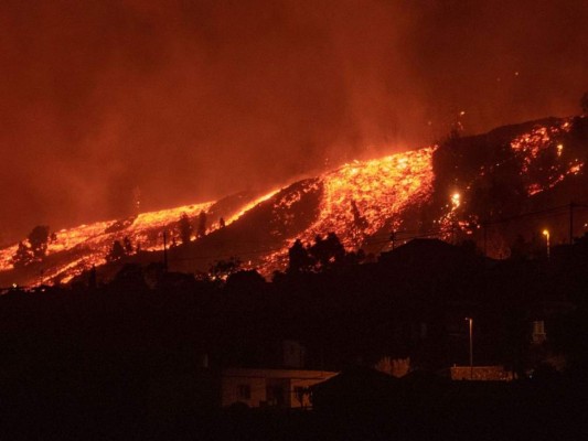 Las impresionantes columnas ardientes arrasaron árboles, invadieron carreteras y lograron penetrar en algunas casas, tal y como muestran varios videos publicados en las redes sociales. Foto: AFP