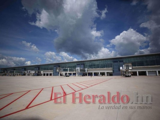 La plataforma donde embarcarán los aviones es la parte más avanzada en la terminal de Palmerola. Ya están ubicadas las siete mangas por donde abordarán los pasajeros. Foto: Jhony Magallanes/El Heraldo