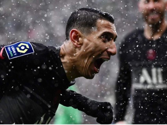 El argentino Ángel Di María festeja su gol, a pase de Lionel Messi. FOTO:AFP.