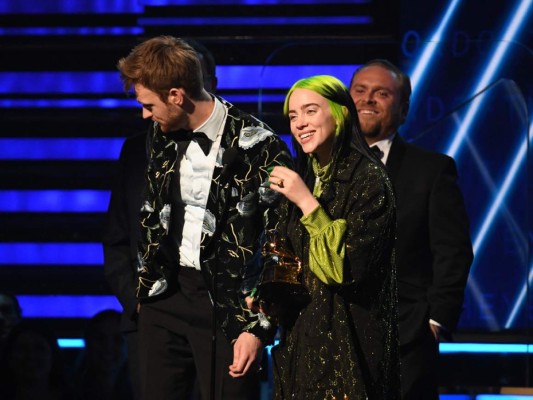 La joven de 18 años obtuvo así cinco de los seis Grammy a los que estaba nominada. Foto AFP