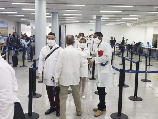 EN FOTOS: La llegada de médicos cubanos que combatirán Covid-19 en Honduras