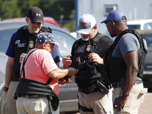 FOTOS: Así arrestó ICE a 680 personas en redadas en Mississippi
