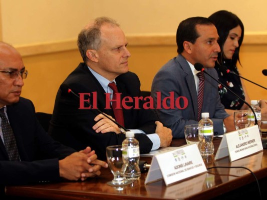 Adonis Lavaire, comisionado CNBS; Alejandro Werner, director del Hemisferio del FMI; Wilfredo Cerrato, presidente BCH, y Roxana Rodríguez, subsecretaria de Finanzas, durante la conferencia de prensa.