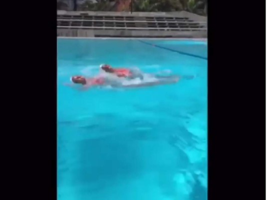 Captura del video donde las nadadoras realizan el baile del tema 'Dura'.