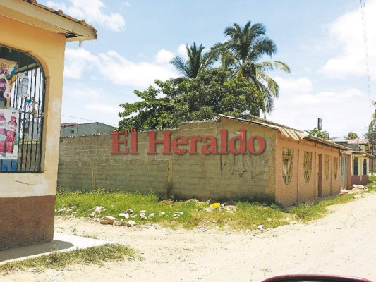 Las marcas de la inseguridad se dejan ver en las paredes pintadas con placazos.