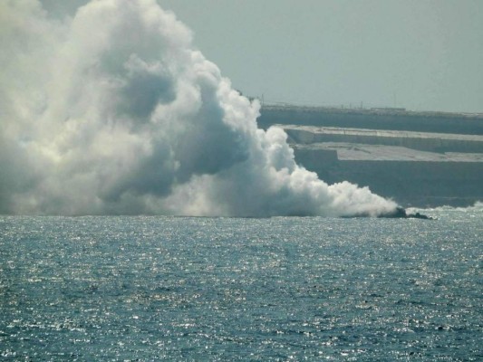 El flujo de lava producido por el volcán Cumbre Vieja cae al Océano Atlántico en la playa de Los Girres en Tazacorte en la isla canaria de La Palma a principios del 30 de septiembre de 2021. Foto: AFP