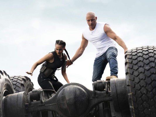 En esta imagen proporcionada por Universal Pictures Nathalie Emmanuel, izquierda, y Vin Diesel en una escena de 'F9'. (Giles Keyte/Universal Pictures via AP)