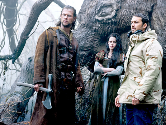 This film image released by Universal Pictures shows actors Chris Hemsworth, from left, Kristen Stewart and director Rupert Sanders on the set of 'Snow White and the Huntsman'. (AP Photo/Universal Pictures, Alex Bailey)
