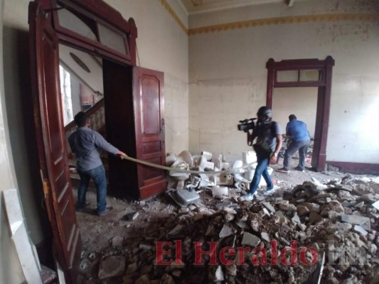 FOTOS: Los daños que encapuchados provocaron al antiguo edificio de la Alcaldía Municipal en la capital
