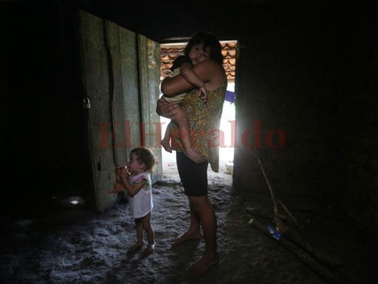Los pequeños viven rodeados de pobreza. Las gemelitas Nahomy y Lixi a su corta edad experimentan severas calamidades en Cayaguanca. (Foto: El Heraldo Honduras, Noticias de Honduras)