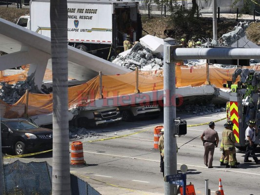Impactantes imágenes del puente peatonal que colapsó en Miami