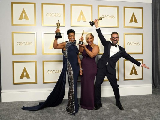 Mia Neal, Jamika Wilson y Sergio Lopez-Rivera posan con su estatuilla. Foto AFP