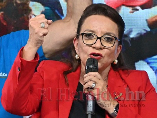 Xiomara Castro recibió con emoción el triunfo la noche del 28 de noviembre. Foto: El Heraldo