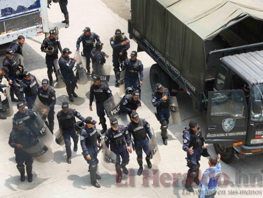 FOTOS: Aficionados y policías se enfrentan afuera del Yankel Rosenthal antes del partido Marathón vs. Motagua