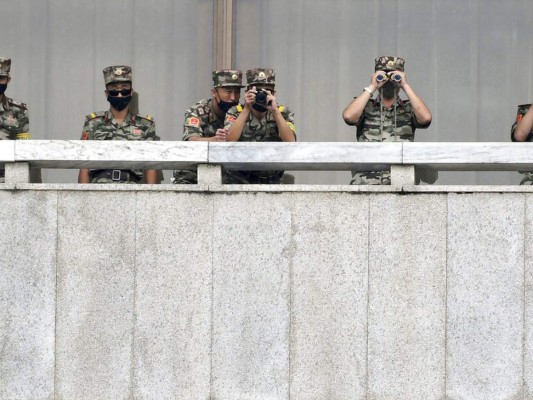 Soldados norocoreanos observan hacia Corea del Sur desde la frontera entre ambos paÃ­ses, el 16 de septiembre de 2020. (Park Tae-hyun/Korea Pool via AP, File)