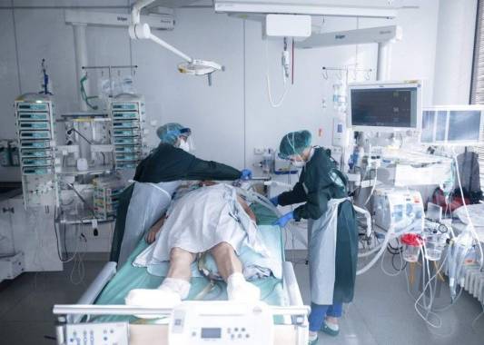 Los hospitales en Europa se han vuelto a llenar de personas contagiadas por el coronavirus. Foto: AP