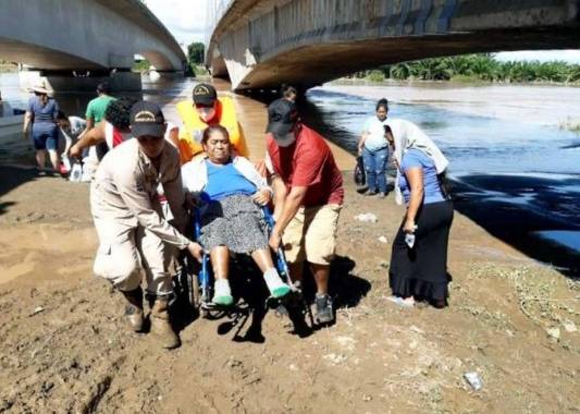 En las imágenes se observa a los bomberos de Choloma, El Progreso y La Lima rescatando a personas aisladas, llevando agua a damnificados en bulevares, comida y despejando calles.