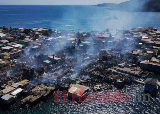 Más de la mitad de la isla de Guanaja quedó en ruinas tras el voraz incendio. Foto: El Heraldo